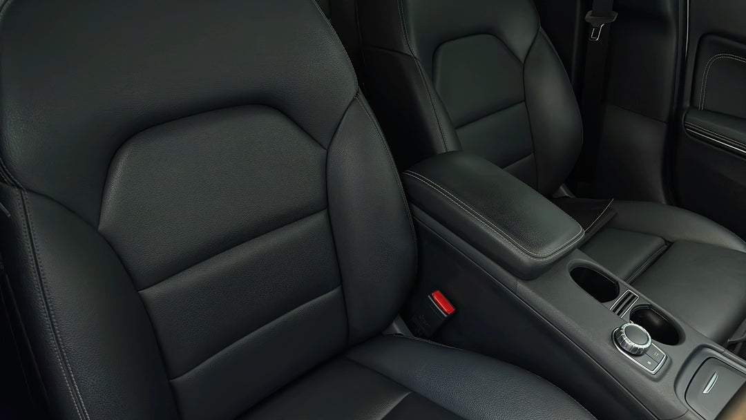 2016 Mercedes-benz GLA 200 D, Automatic, 82200 km, Right Side Front Door Cabin View