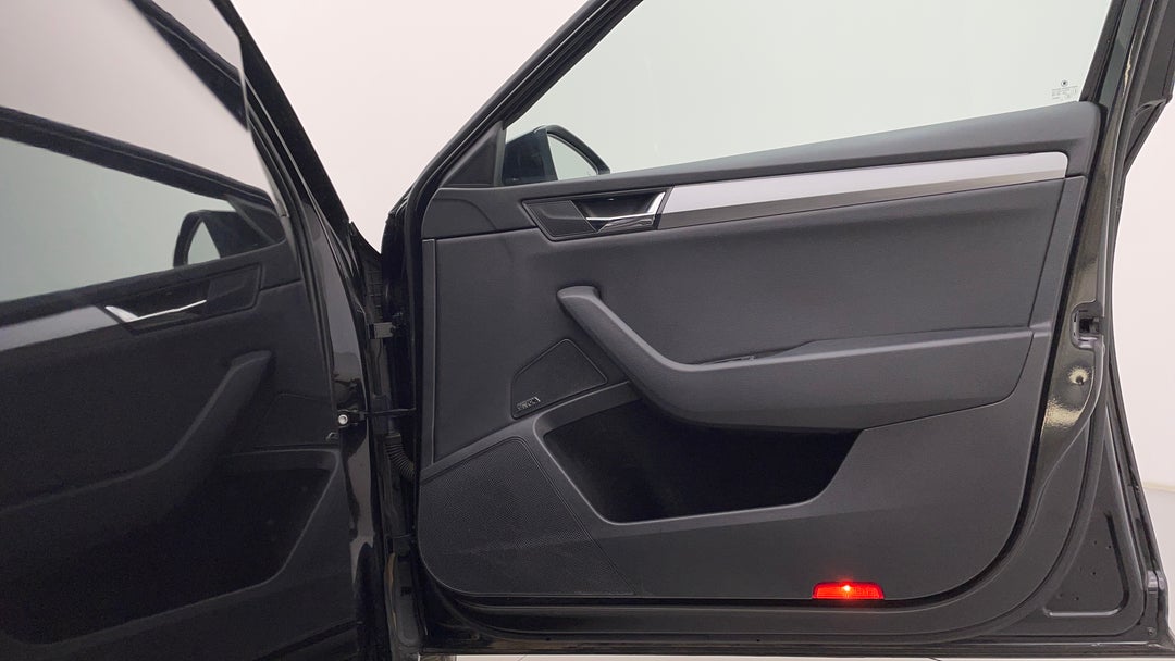 2018 SKODA Superb 162 Tsi, Automatic, 153857 km, Speaker View