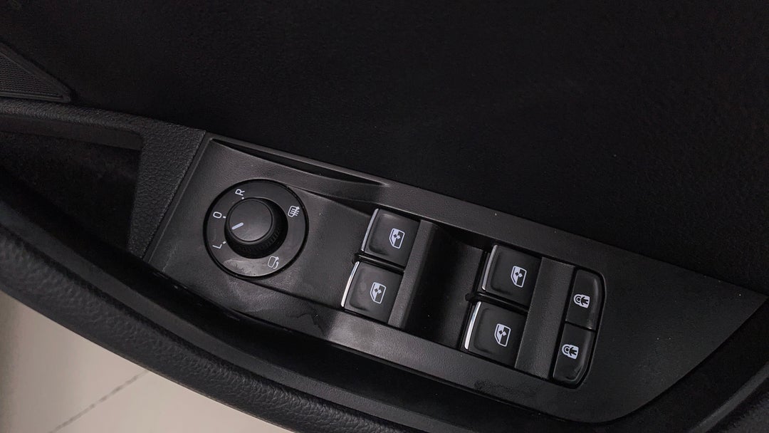 2018 SKODA Superb 162 Tsi, Automatic, 153857 km, Drivers Side Door Panel Controls