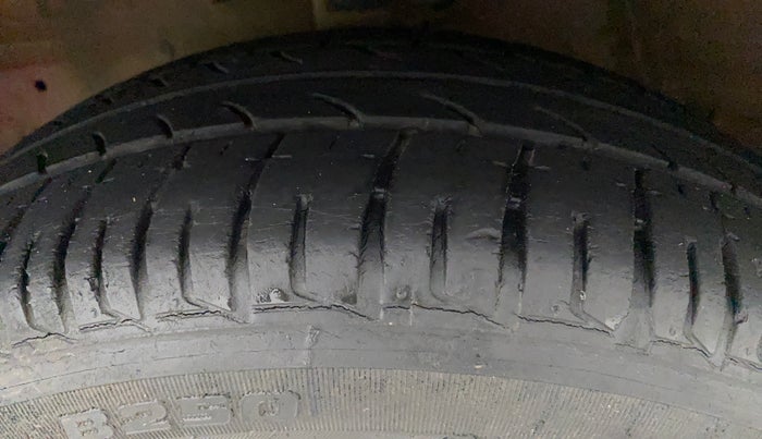2018 Mahindra KUV 100 NXT K6+ P 6 STR, Petrol, Manual, 35,641 km, Left Front Tyre Tread