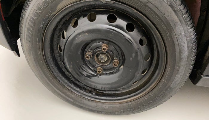 2018 Mahindra KUV 100 NXT K6+ P 6 STR, Petrol, Manual, 35,641 km, Left front tyre - Minor crack