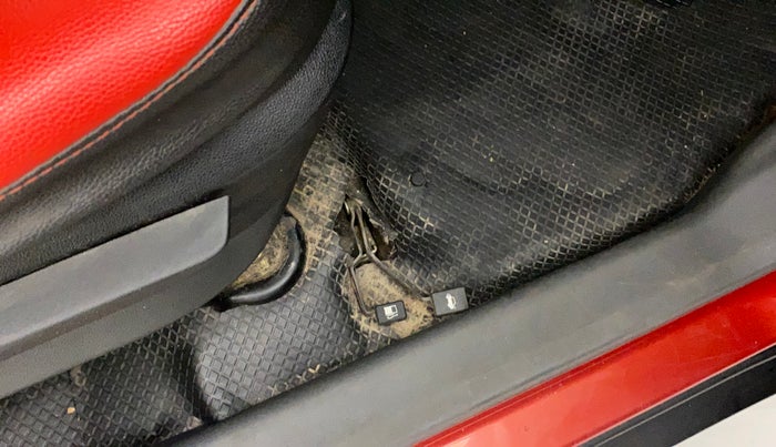 2018 Mahindra KUV 100 NXT K6+ P 6 STR, Petrol, Manual, 35,641 km, Flooring - Carpet is minor damage