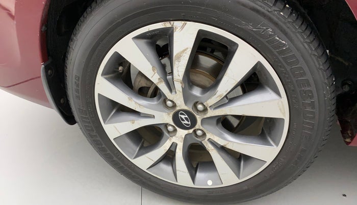 2014 Hyundai Verna FLUIDIC 1.6 VTVT SX, Petrol, Manual, 1,12,830 km, Right rear tyre - Minor scratches