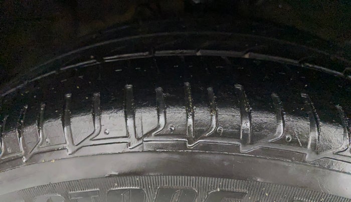 2014 Hyundai Verna FLUIDIC 1.6 VTVT SX, Petrol, Manual, 1,12,830 km, Right Front Tyre Tread