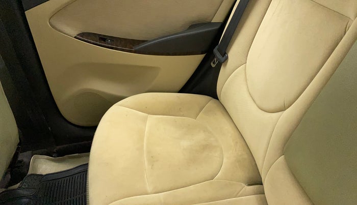 2014 Hyundai Verna FLUIDIC 1.6 VTVT SX, Petrol, Manual, 1,12,830 km, Second-row right seat - Cover slightly stained