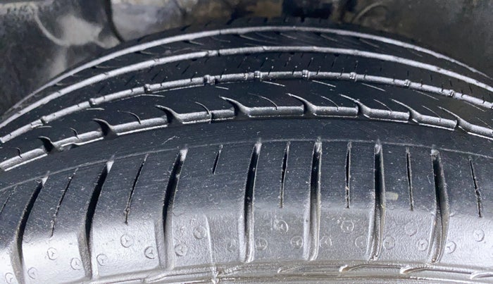 2015 Hyundai Elite i20 SPORTZ (O) 1.4, Diesel, Manual, 96,355 km, Left Front Tyre Tread