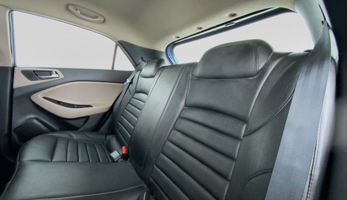 2015 Hyundai Elite i20 SPORTZ (O) 1.4, Diesel, Manual, 96,355 km, Right Side Rear Door Cabin