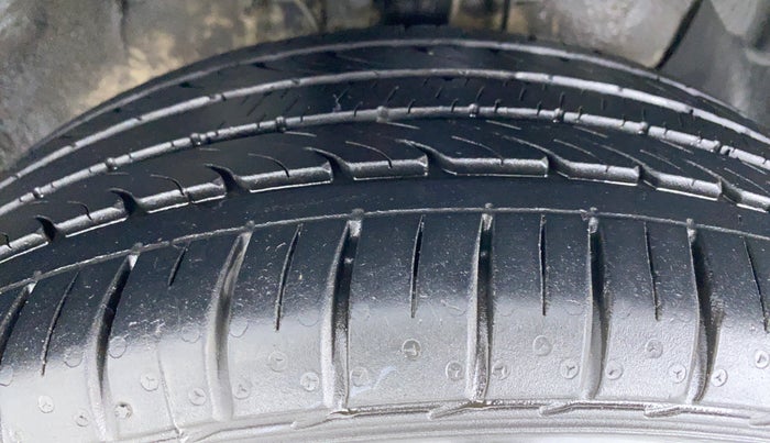 2015 Hyundai Elite i20 SPORTZ (O) 1.4, Diesel, Manual, 96,355 km, Right Front Tyre Tread