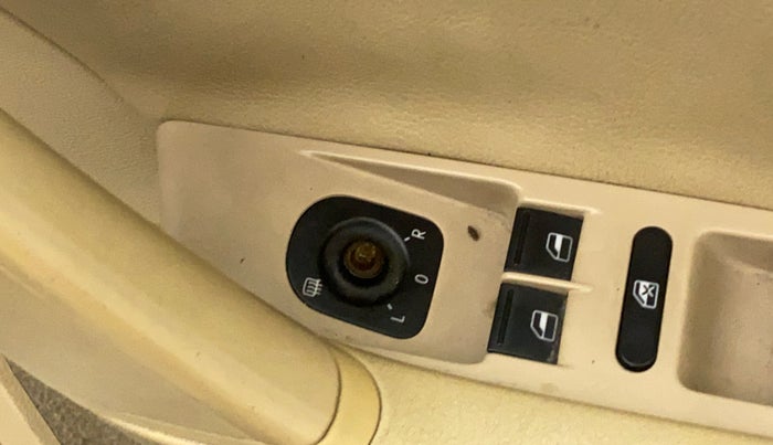 2012 Volkswagen Passat COMFORTLINE 2.0 TDI MT, Diesel, Manual, 90,379 km, Left rear-view mirror - ORVM switch has minor damage