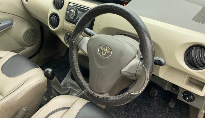 2015 Toyota Etios G, Petrol, Manual, 94,688 km, Steering wheel - Steering cover is minor torn