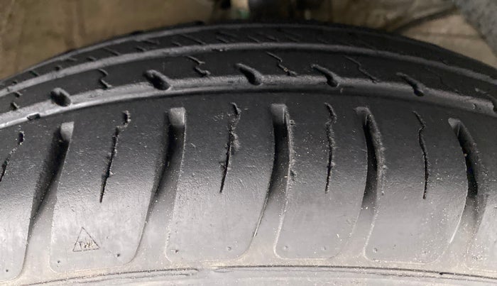 2018 Maruti Swift VXI D, Petrol, Manual, 28,016 km, Right Front Tyre Tread