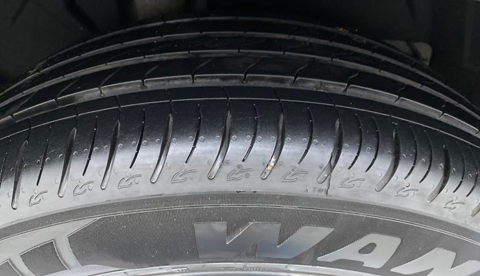 2021 Mahindra XUV700 AX 7 P MT 7 STR, Petrol, Manual, 5,956 km, Right Rear Tyre Tread