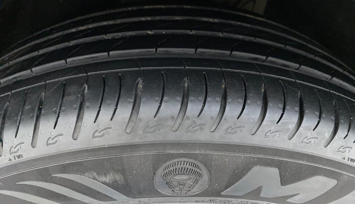 2021 Mahindra XUV700 AX 7 P MT 7 STR, Petrol, Manual, 5,956 km, Left Front Tyre Tread