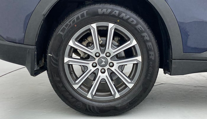 2021 Mahindra XUV700 AX 7 P MT 7 STR, Petrol, Manual, 5,956 km, Right Rear Wheel