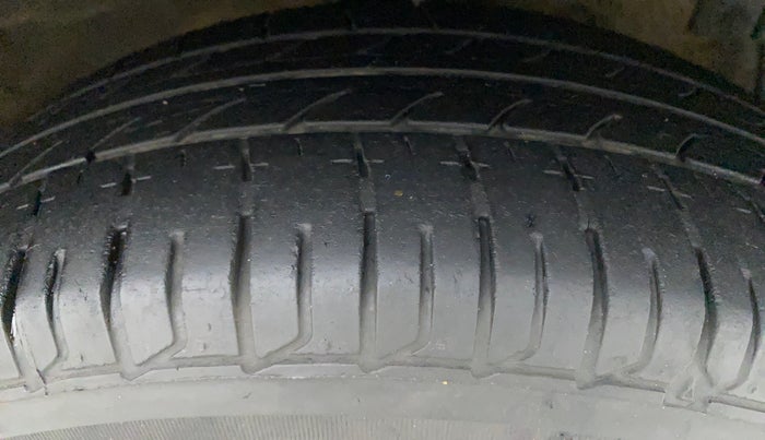 2014 Maruti Swift Dzire ZXI, Petrol, Manual, 93,824 km, Right Front Tyre Tread