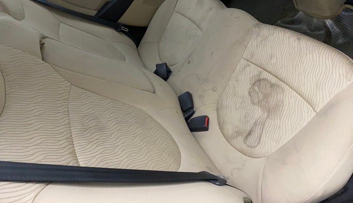 2011 Hyundai Verna FLUIDIC 1.6 CRDI EX, Diesel, Manual, 1,32,847 km, Second-row right seat - Cover slightly stained