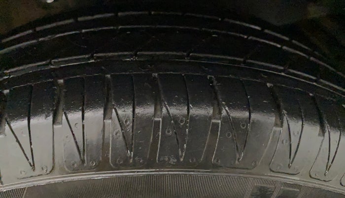 2015 Mahindra Kuv100 K8 5 STR, Petrol, Manual, 29,288 km, Left Front Tyre Tread
