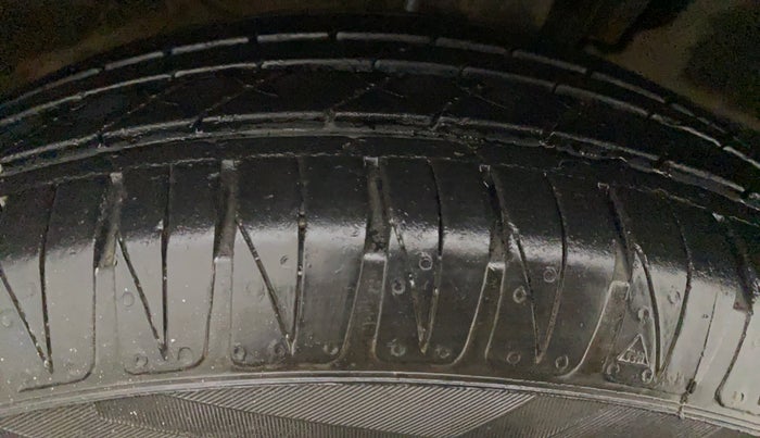 2015 Mahindra Kuv100 K8 5 STR, Petrol, Manual, 29,288 km, Right Rear Tyre Tread