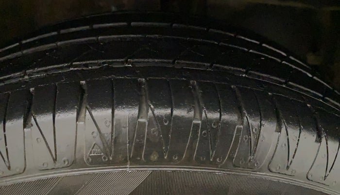 2015 Mahindra Kuv100 K8 5 STR, Petrol, Manual, 29,288 km, Right Front Tyre Tread