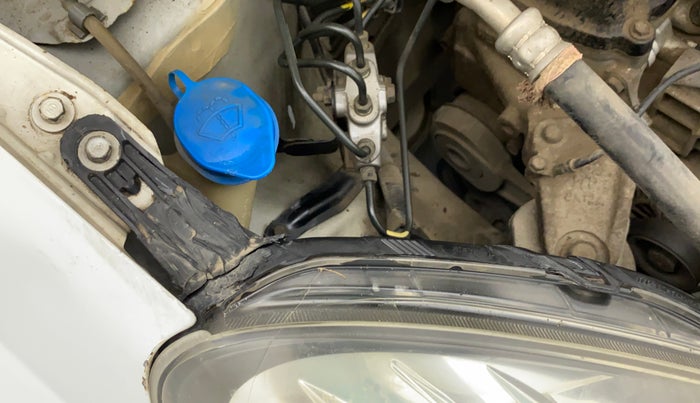 2018 Honda Brio S(O) MT, Petrol, Manual, 80,001 km, Right headlight - Clamp has minor damage