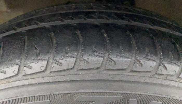 2017 Maruti Celerio ZXI AMT, CNG, Automatic, 97,403 km, Left Front Tyre Tread