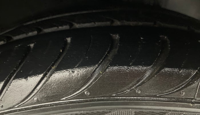 2015 Hyundai Eon MAGNA PLUS, Petrol, Manual, 40,348 km, Right Front Tyre Tread
