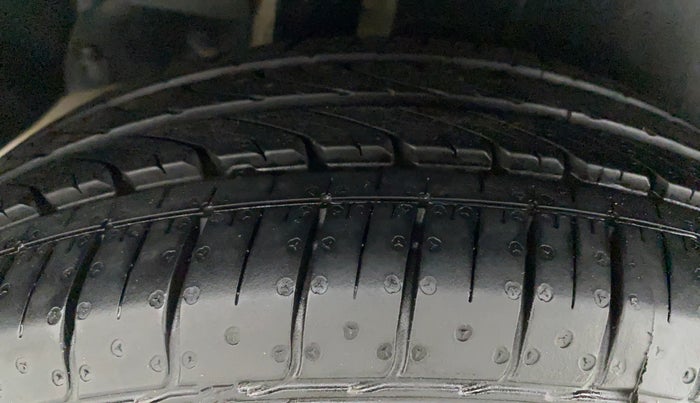 2014 Maruti Ertiga VXI CNG, CNG, Manual, 71,764 km, Right Rear Tyre Tread