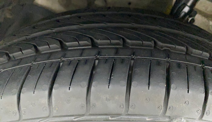 2014 Maruti Ertiga VXI CNG, CNG, Manual, 71,764 km, Left Front Tyre Tread