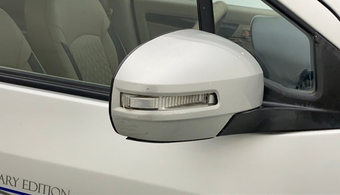 2014 Maruti Ertiga VXI CNG, CNG, Manual, 71,764 km, Right rear-view mirror - Indicator light has minor damage
