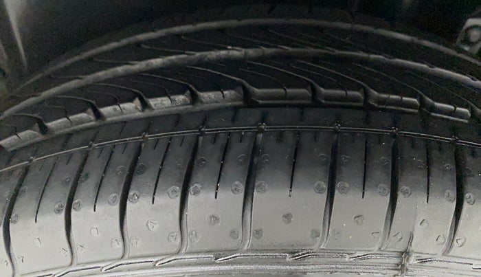 2014 Maruti Ertiga VXI CNG, CNG, Manual, 71,764 km, Left Rear Tyre Tread