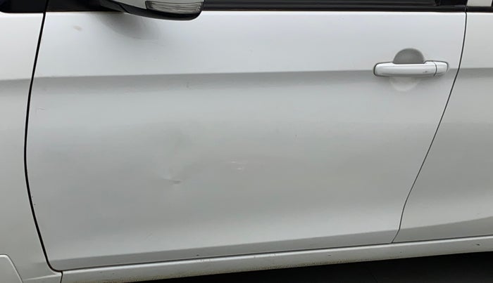 2017 Maruti Ciaz SIGMA DIESEL 1.3, Diesel, Manual, 1,20,408 km, Front passenger door - Minor scratches