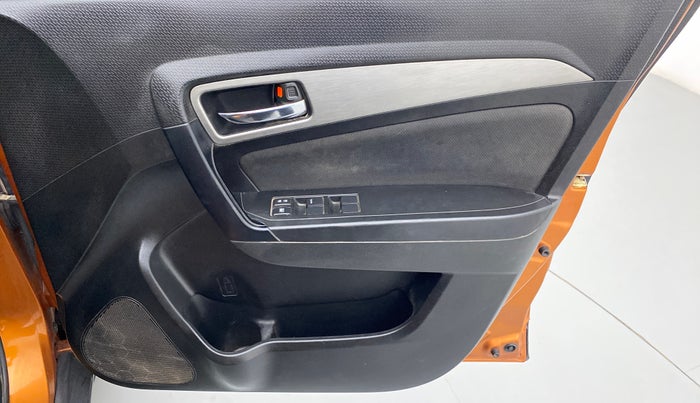 2018 Maruti Vitara Brezza ZDI+ DUAL TONE AMT, Diesel, Automatic, 33,570 km, Driver Side Door Panels Control