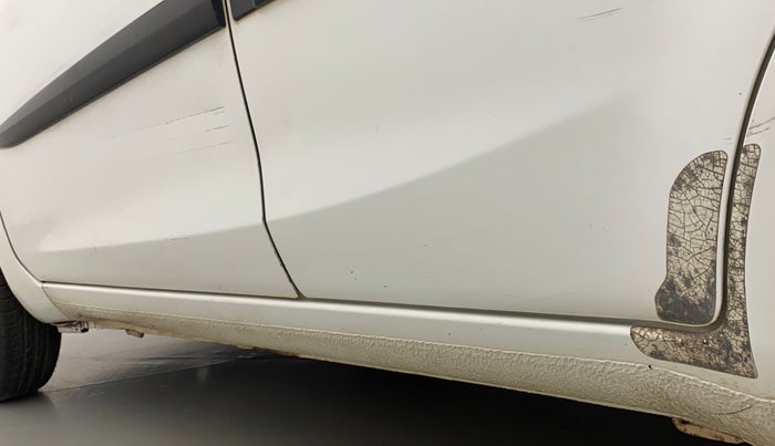 2015 Maruti Ritz VXI, Petrol, Manual, 95,166 km, Left running board - Paint is slightly faded
