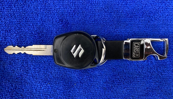 2016 Maruti Swift VXI, CNG, Manual, 52,878 km, Key Close Up