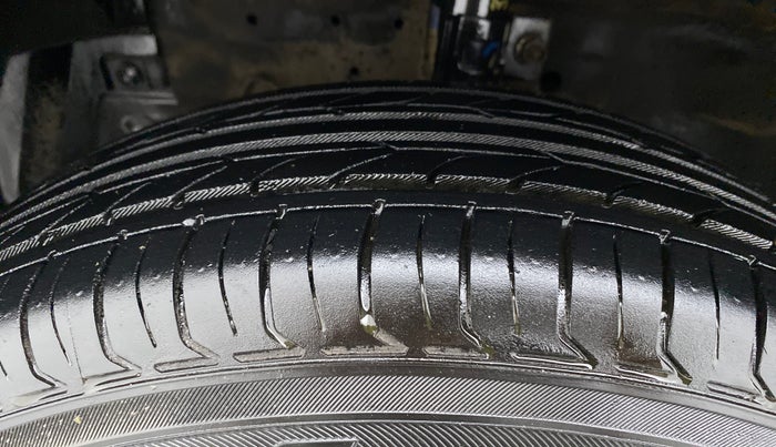 2016 Maruti Swift VXI, CNG, Manual, 52,878 km, Left Front Tyre Tread