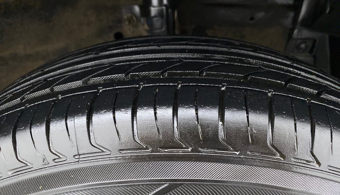 2016 Maruti Swift VXI, CNG, Manual, 52,878 km, Right Front Tyre Tread