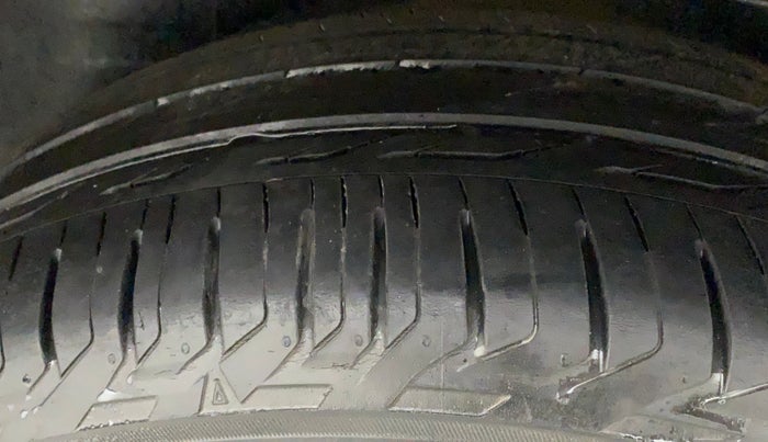 2016 Toyota Innova Crysta 2.7 ZX AT 7 STR, Petrol, Automatic, 1,05,130 km, Left Rear Tyre Tread