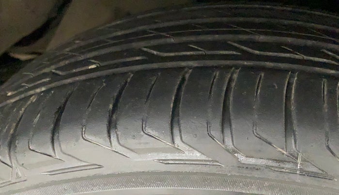 2016 Toyota Innova Crysta 2.7 ZX AT 7 STR, Petrol, Automatic, 1,05,130 km, Right Front Tyre Tread