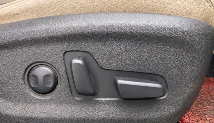2016 Hyundai Tucson 2WD AT GLS DIESEL, Diesel, Automatic, 63,547 km, Driver Side Adjustment Panel