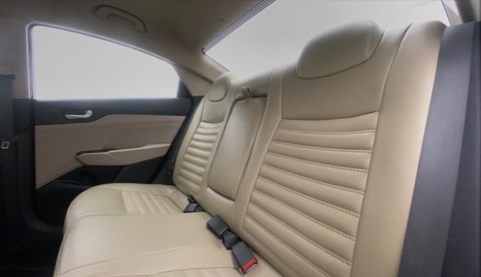 2017 Hyundai Verna 1.6 SX VTVT, Petrol, Manual, 27,190 km, Right Side Door Cabin View