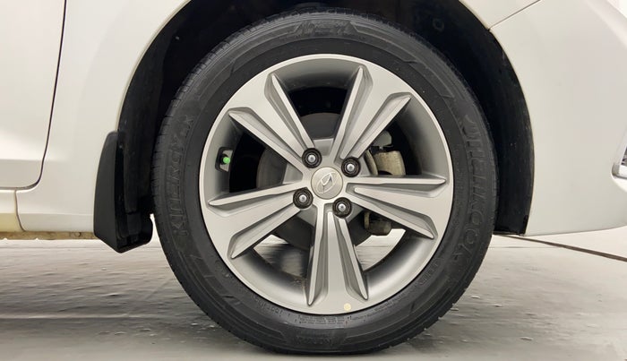 2017 Hyundai Verna 1.6 SX VTVT, Petrol, Manual, 27,190 km, Right Front Tyre
