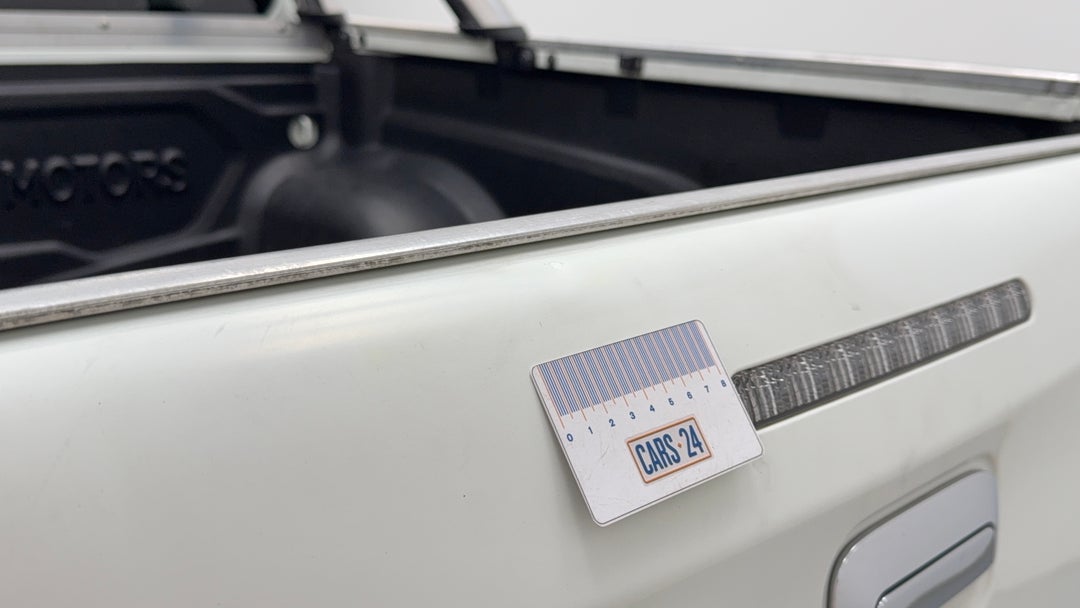 Boot / Tailgate Boot Lid Dent