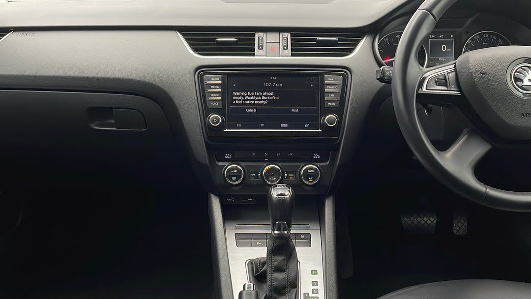 2015 SKODA Octavia 132 Tsi Elegance, Automatic, 110786 km, Center Console