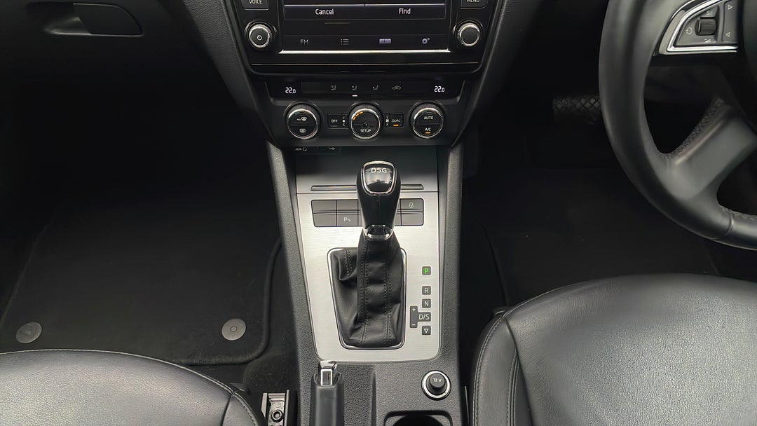 2015 SKODA Octavia 132 Tsi Elegance, Automatic, 110786 km, Gear Lever 