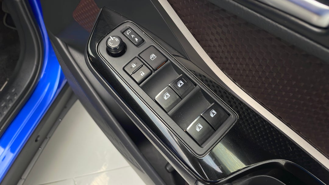 2018 Toyota C-HR Koba (awd), Automatic, 74362 km, Drivers Side Door Panel Controls