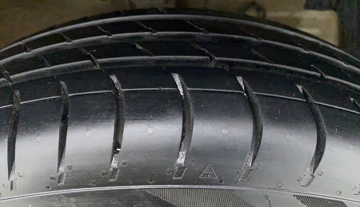 2017 Maruti Swift VXI D, Petrol, Manual, 48,330 km, Right Front Tyre Tread