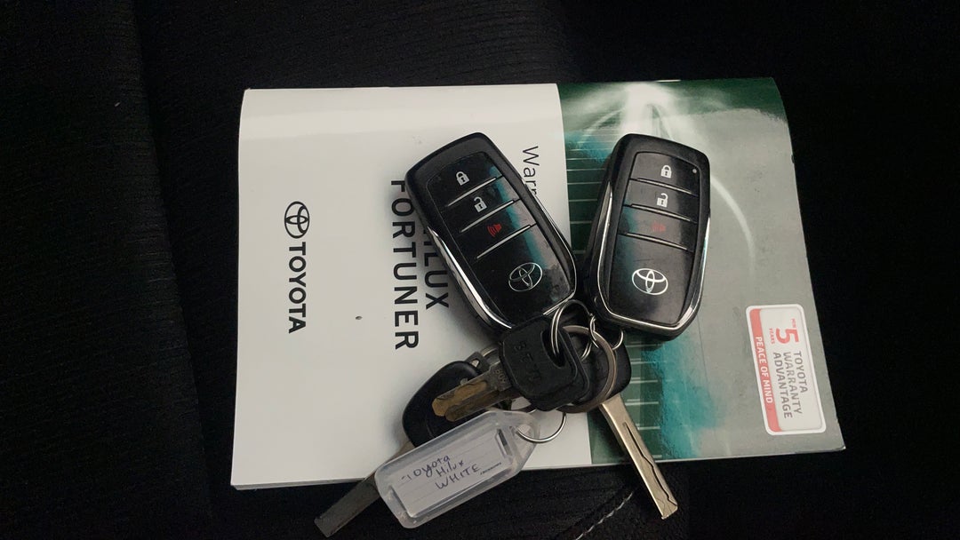 2021 Toyota Hilux Sr5 (4x4), Automatic, 65633 km, Key Close-up