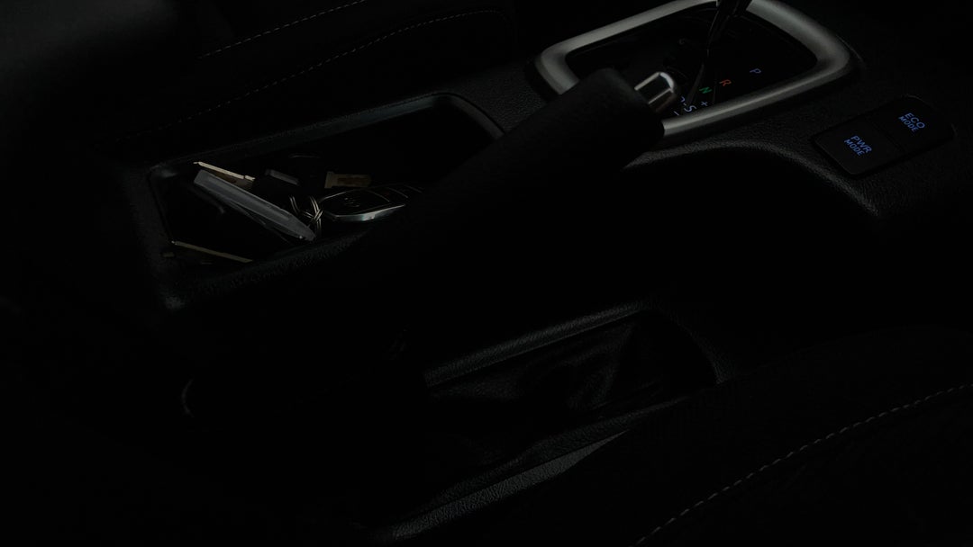 2021 Toyota Hilux Sr5 (4x4), Automatic, 65633 km, Handbrake