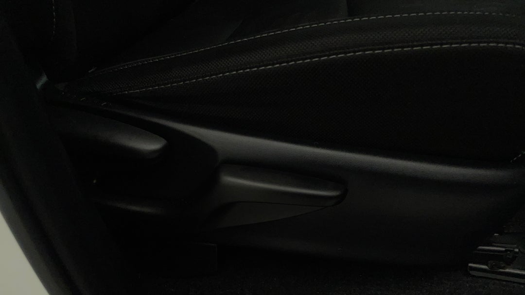 2021 Toyota Hilux Sr5 (4x4), Automatic, 65633 km, Drivers Side Adjustment Panel