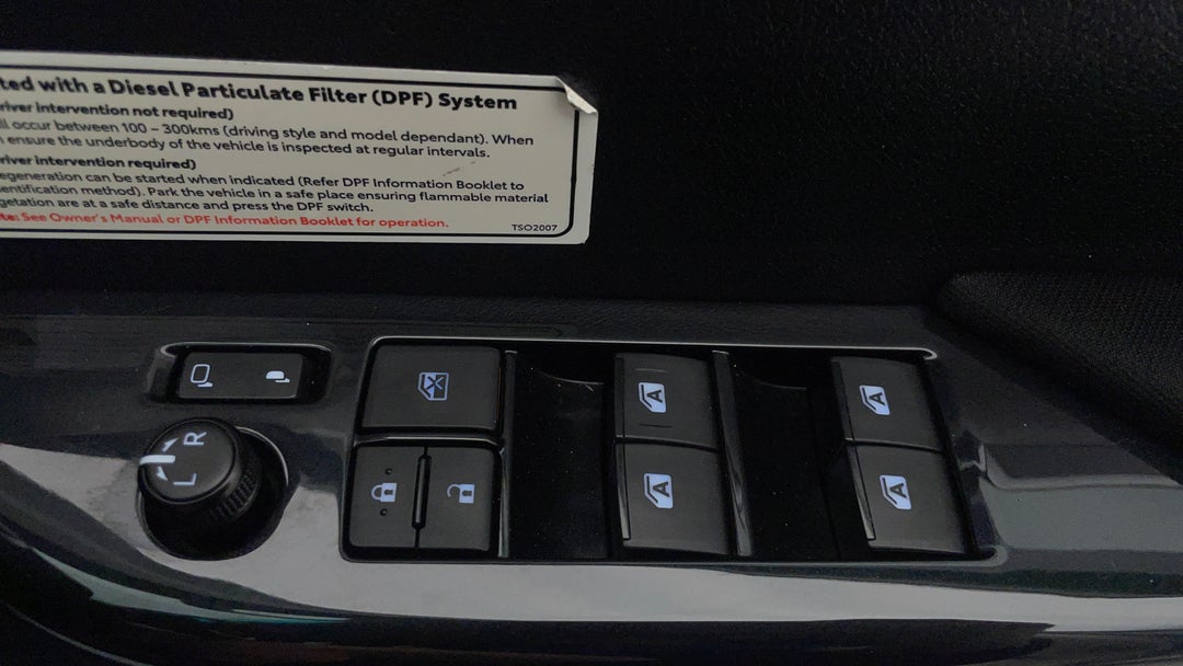 2021 Toyota Hilux Sr5 (4x4), Automatic, 65633 km, Drivers Side Door Panel Controls